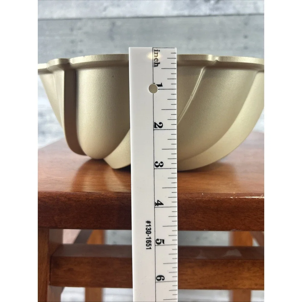 Nordic Ware 10 Cup Heritage Swirl Bundt Pan